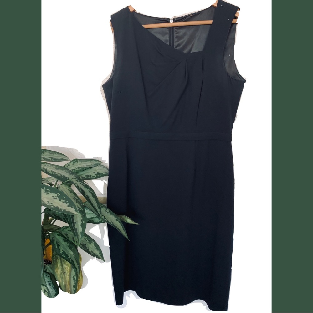 Elie Tahari - Asymmetrical Neckline Sheath Dress